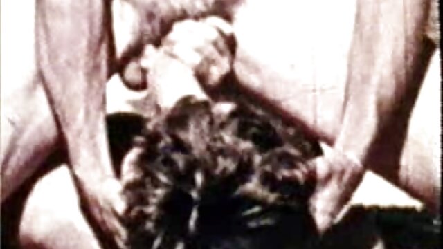 Favoritt :  Brunette jente suger terapeut ' s kuk under massasje økt Voksen XXX filmer 