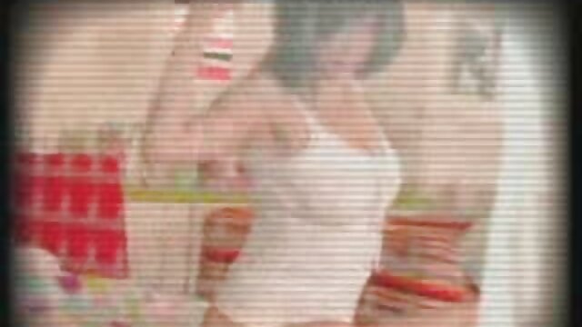 Favoritt :  Sexy brunette elsker å erte kjæresten sin med hennes rosa dildo Voksen XXX filmer 