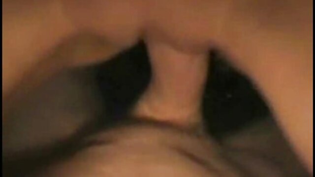 Favoritt :  Tatovert brunette med nese piercing er i sex med hot MILF Voksen XXX filmer 