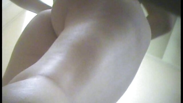Favoritt :  Sexy blonde MILF tar på seg en utømmelig aksel Voksen XXX filmer 